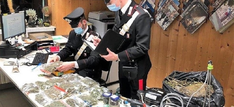 In casa di un 25enne trovati oltre 8 etti di marijuana, ma anche cocaina e l’attrezzatura per la coltivazione